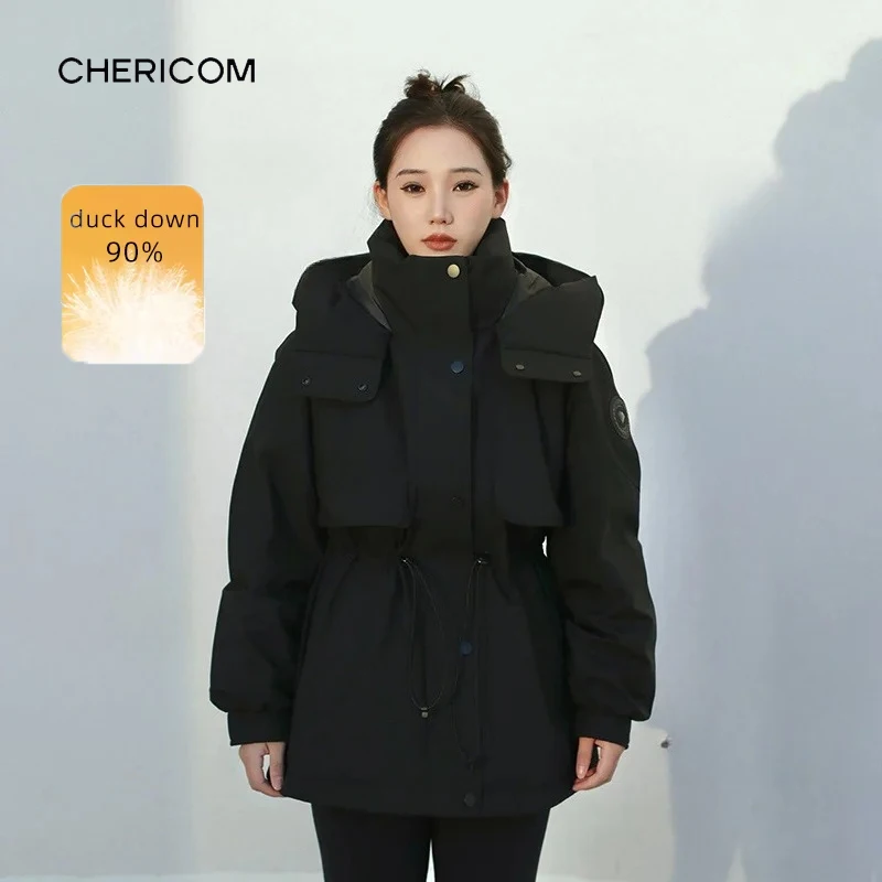 

Chericom Зимний пуховик с воротником-стойкой, капюшон с завязками на талии, боковые угловые вставки, карманы, женская верхняя одежда Y308060Y