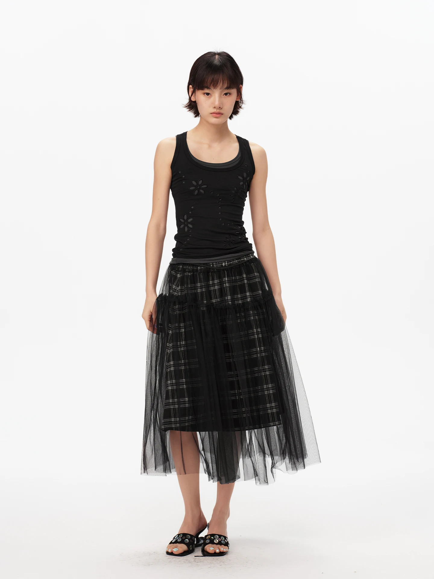 

Летний комплект Pinkmoor: двухслойный вышитый жилет с вырезами и черным цветочным узором, эластичный, приталенный, с цветовыми блоками, из двух предметов