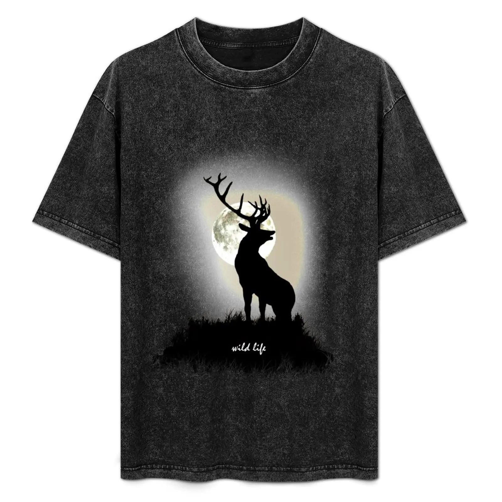 Wilde life, deer and the moon, wild animals, forest night, moon, mountain outdoors nature T-Shirt