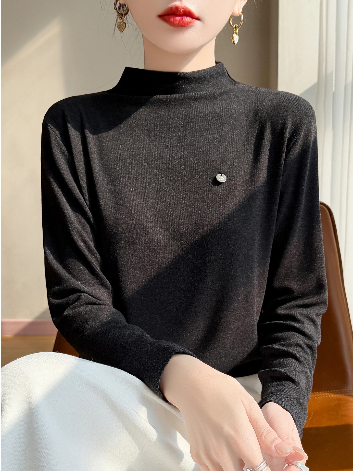 

Элегантный женский вязаный свитер с воротником-стойкой и металлическими декоративными элементами, с длинным рукавом, черный, легкий, теплый базовый слой