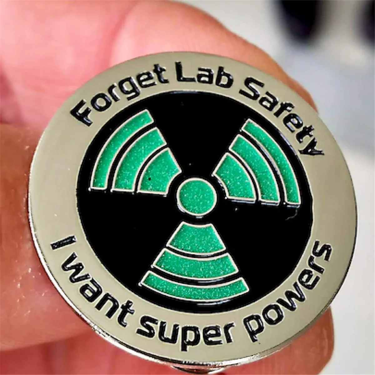 Science Emaille Pin - Glow in the Dark - Forget Lab I Want Super Powers Reversspeld Hoedspeld - Grappige pin