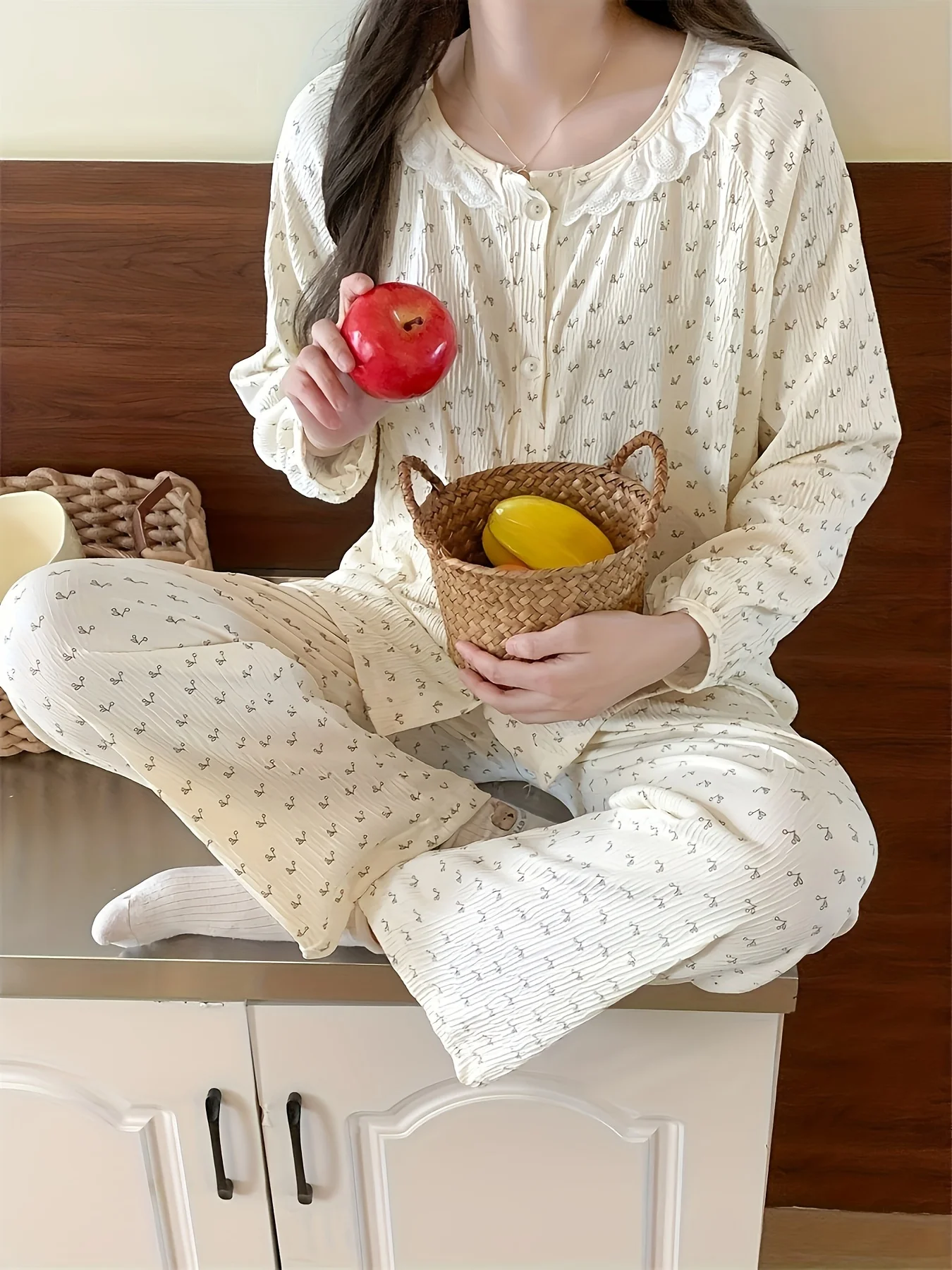 

Модный женский пижамный комплект с цветочным принтом — удобная одежда для дома с круглым вырезом, длинными рукавами и длинными брюками с кружевной отделкой