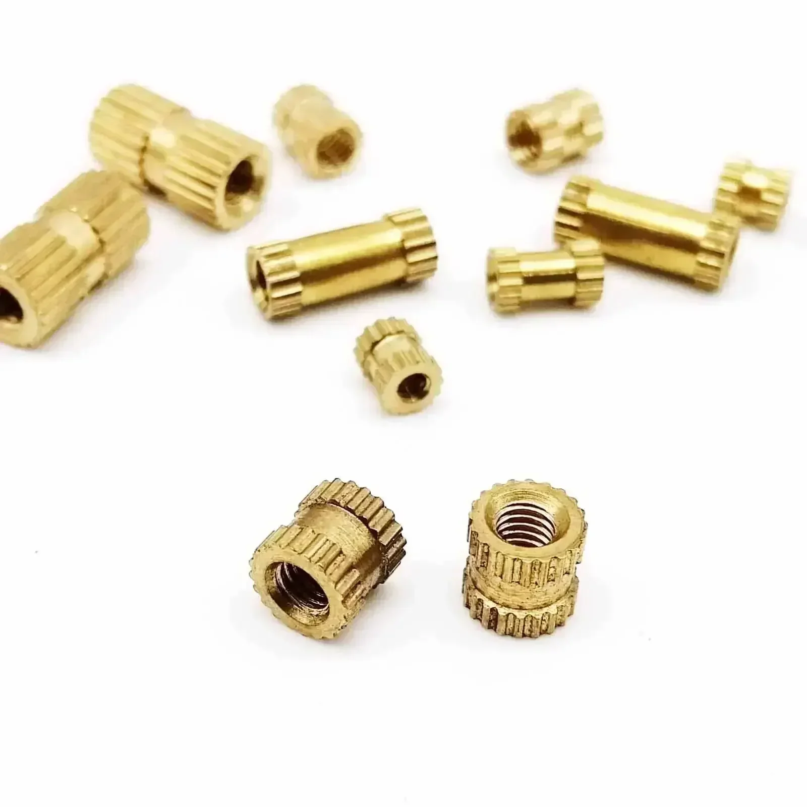 Zestaw nakrętek wstęgowych mosiężnych VKKM, 400 sztuk, radełkowane antypoślizgowe, uniwersalne do montażu elementów metalowych.