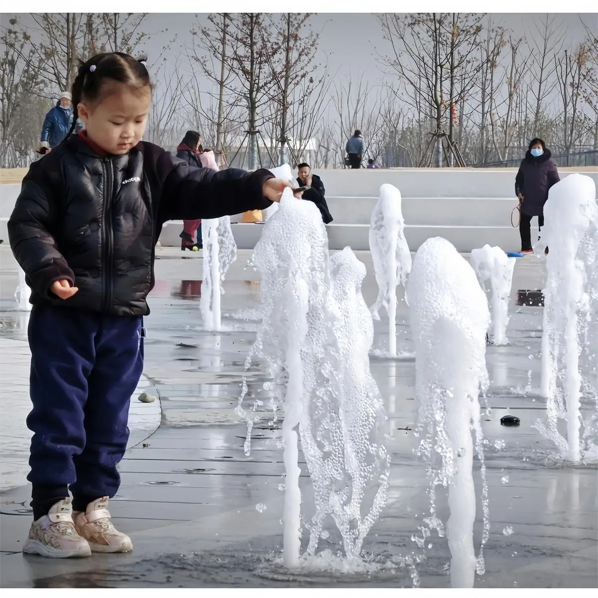 نوافير حديقة خارجية بحجم قابل للتخصيص للأطفال، ميزات حجرية يتم التحكم فيها بجهد منخفض للعب والاسترخاء في بلازا #3