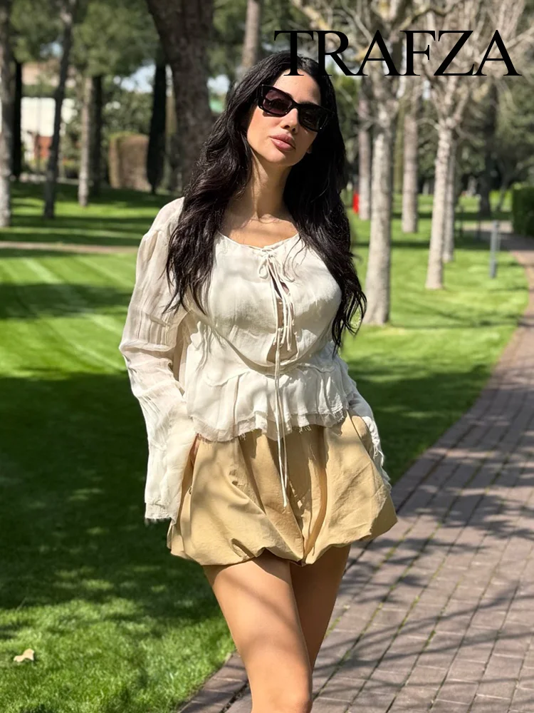 TRAFZA Women's Spring Fashion Balloon Shorts Slim Fit Elastic Waist Button Zipper Pockets Fold Decoration Trendy Mini Shorts