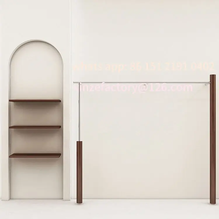 رف عرض متجر لبيع الملابس من خشب الجوز الصلب قابل للتخصيص من الأرض إلى السقف، شماعات جدارية من الفولاذ المقاوم للصدأ