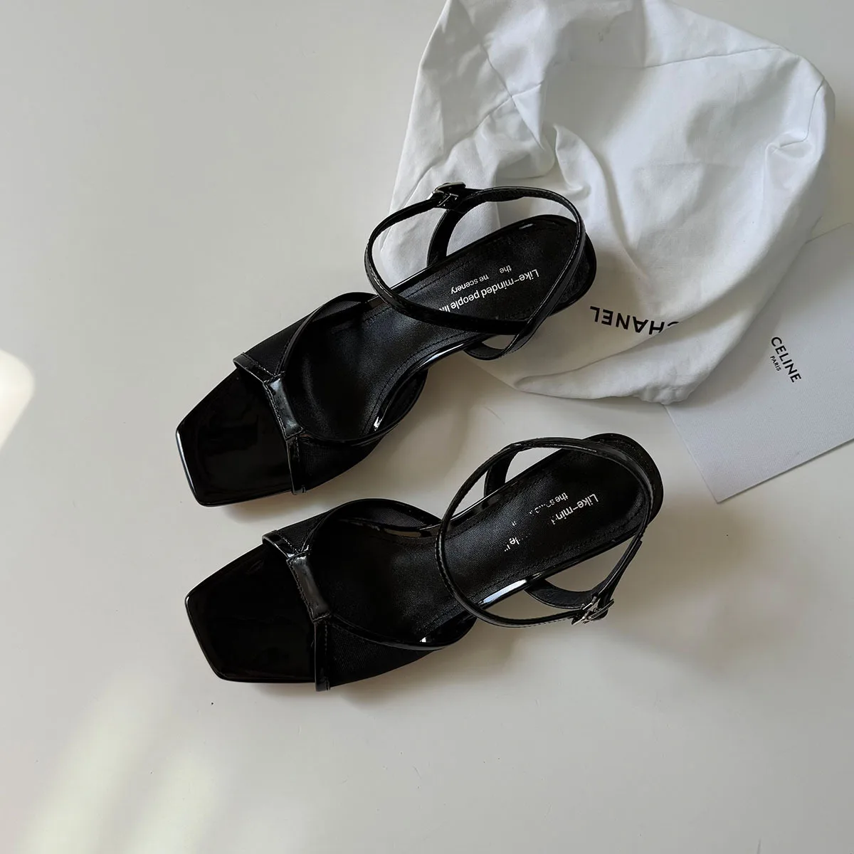 2025 الصيف جلد البقر الأحمر كلمة حزامية الصنادل ساحة تو حذاء بكعب سميك شبكة جوفاء الصنادل الحديثة حجم كبير