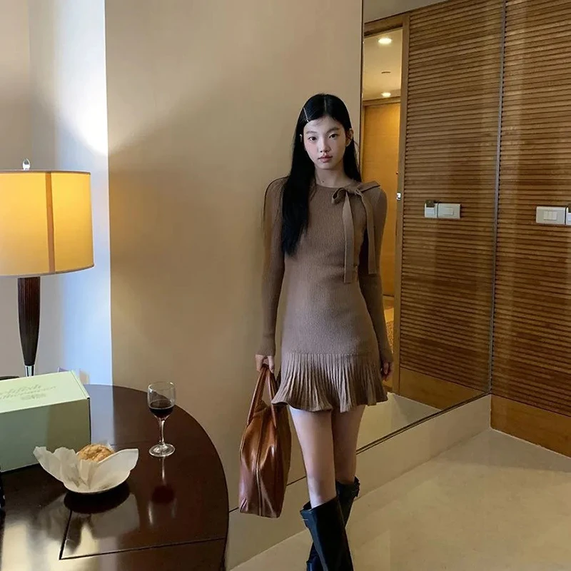 ชุดเดรสสั้นถักไหมพรมโบว์วินเทจสำหรับผู้หญิง ดีไซน์หรูหรา แต่งผ้าสีดำแบบจีบ ชุดเดรสฤดูหนาวสไตล์เกาหลี แขนยาว แต่งเชือกผูก ทรงเข้ารูป