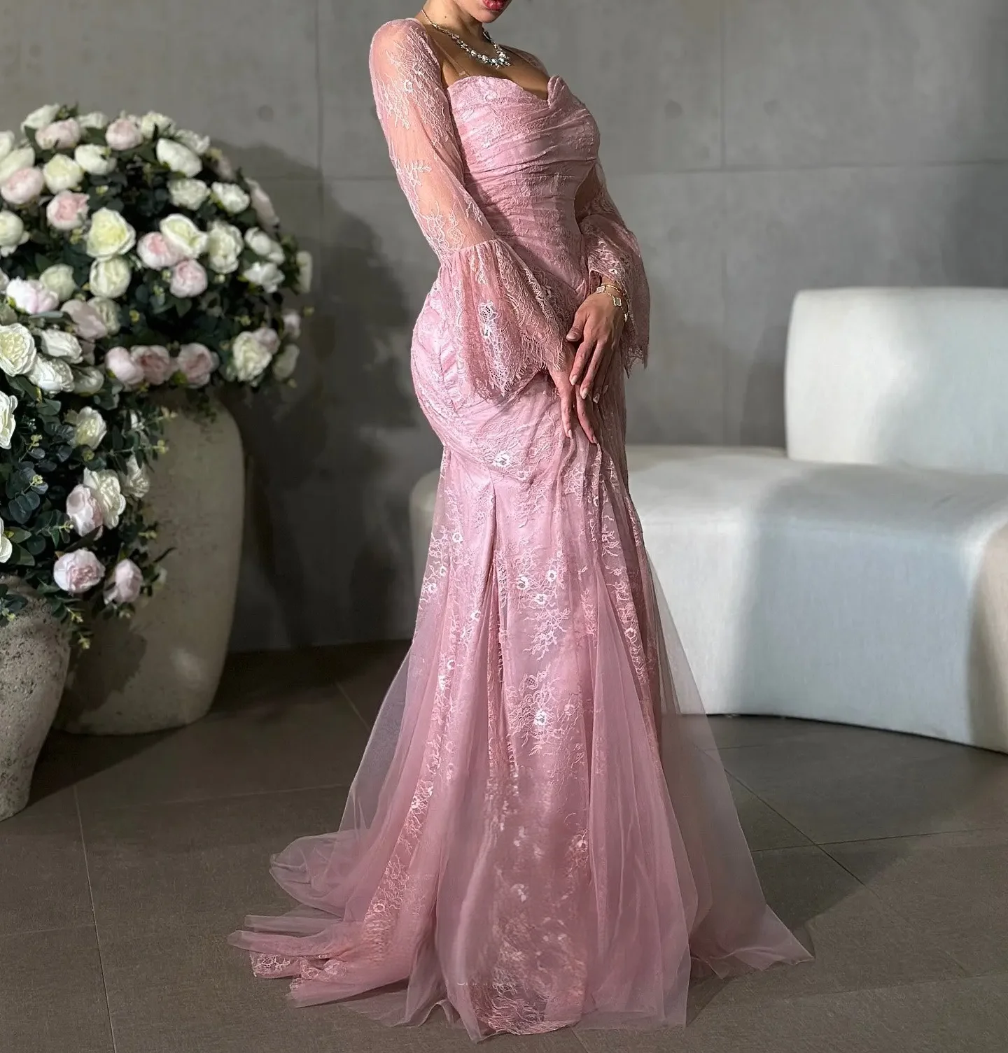 فستان أنيق لحفلات الزفاف للسيدات على شكل قلب وردي من الدانتيل بأكمام طويلة فستان سهرة رسمي حسب الطلب