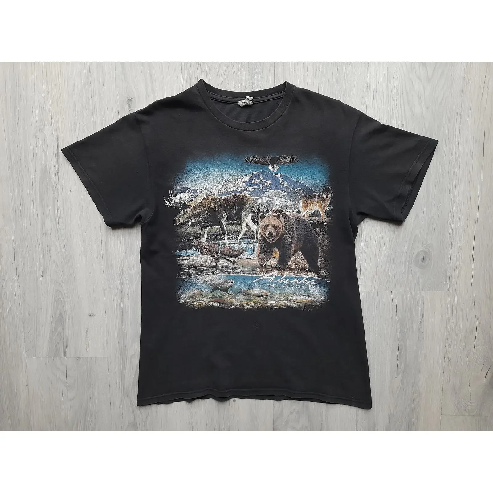 Vintage Alaska The Last Frontier Wild Animal Grizzly Bear Moose Nature T Shirt Medium vintage Washed Slightly Casual graphic