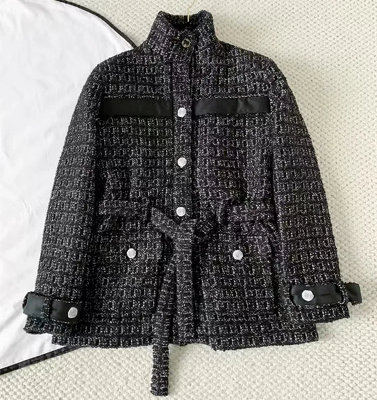 

Индивидуальные новые зимние стили европейской и американской женской одежды 2025 года. Твидовое пальто с длинными рукавами и воротником-стойкой.