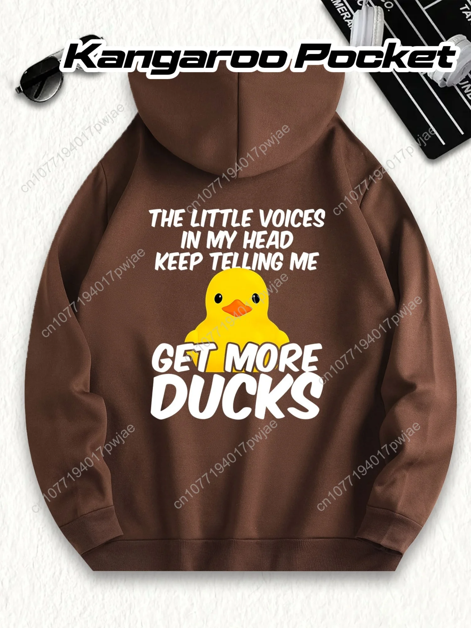 [Болстовка с игривой уткой] Повседневная коричневая мужская толстовка с капюшоном |   Толстовка с игривым рисунком и дизайном желтой утки — «Маленькие голосы в моем голове»