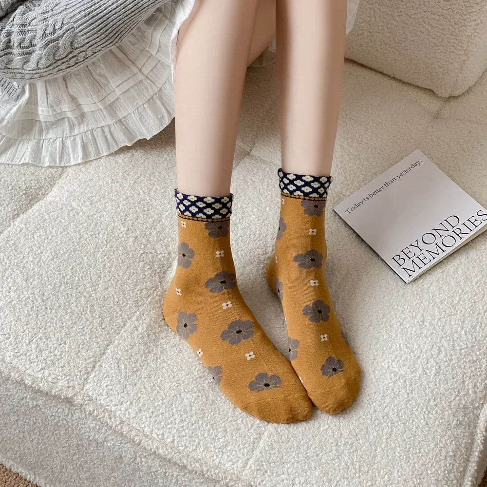 القطن الأوسط جوارب أنبوبية الشارع الشهير خمر جورب طويل 2025 الخريف الشتاء الأزهار طباعة النساء الجوارب Harajuku الرجعية الكورية الموضة