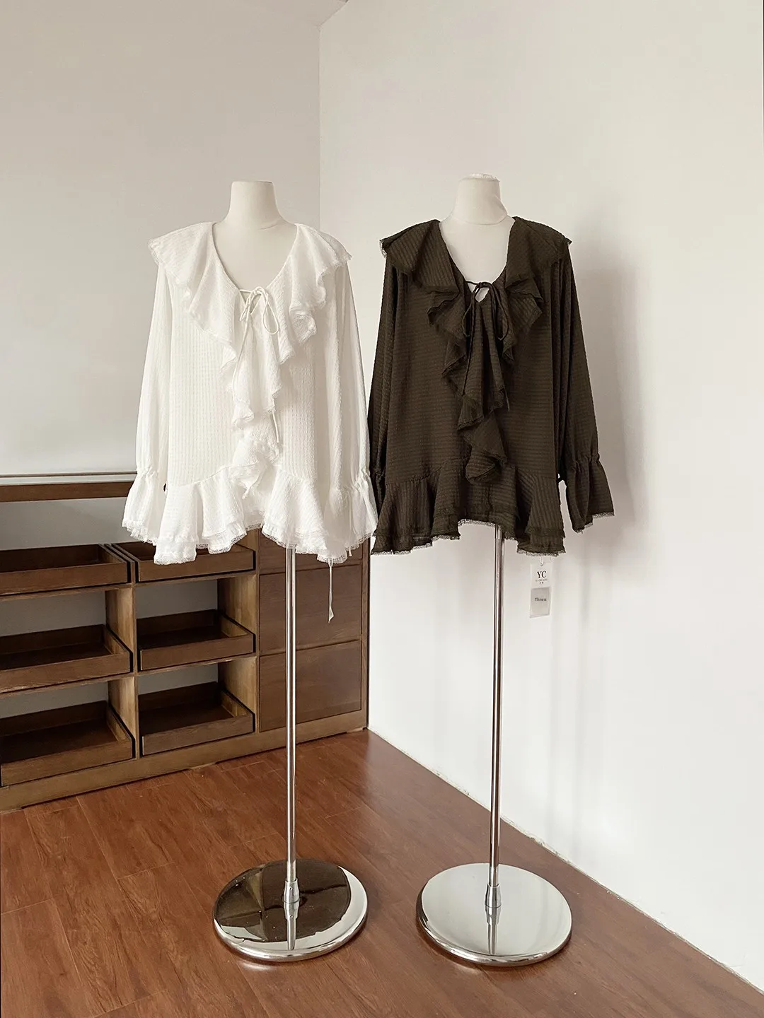 

Весна-Лето 2026: Новая женская блузка в корейском стиле с длинным рукавом, повседневная свободная рубашка с кружевной отделкой, V-образным вырезом, средней длины, однотонная, для создания непринужденного образа