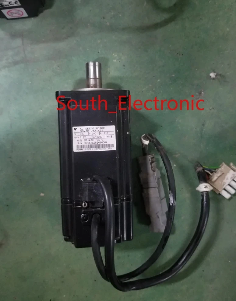 SGMAH-04A1A21    SERVO MOTOR ,  In good working condition, free shipping a