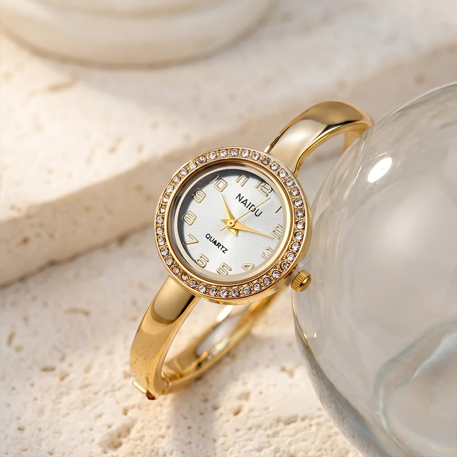 Petite montre pour femme : cadran rond serti de diamants, bracelet fin, montre-bracelet délicate pour femme