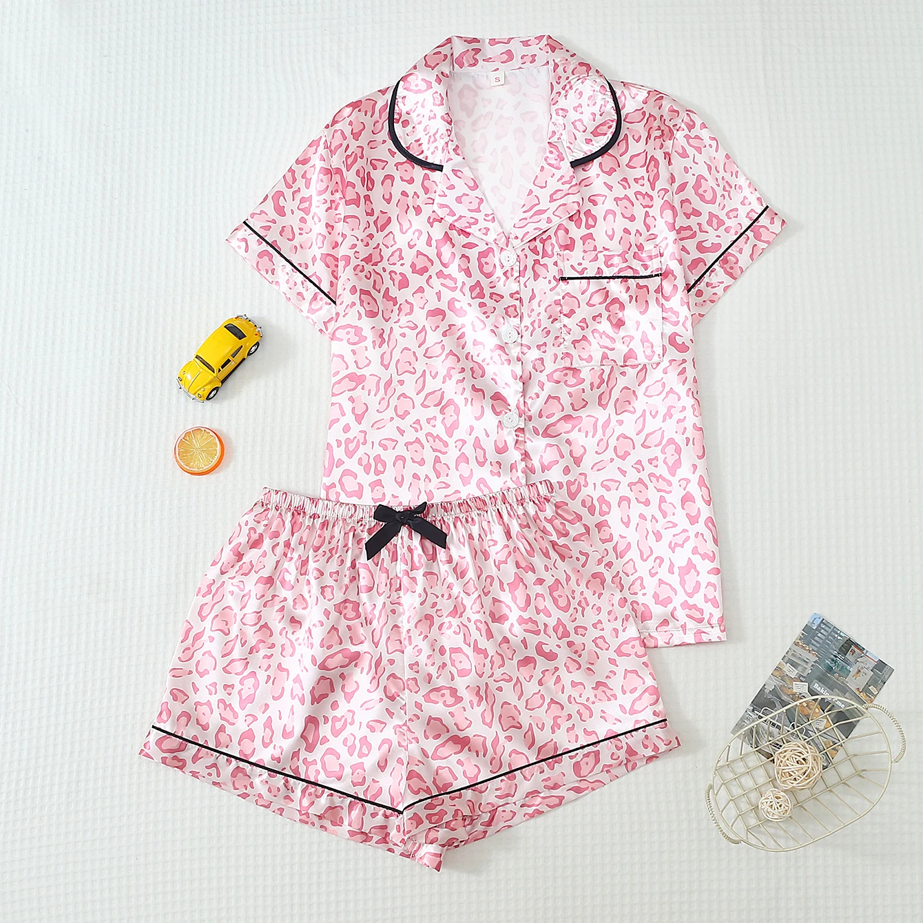 Two-Piece Set of Comfortable Satin Pink Leopard Print Lapel Button-Up Short-Sleeve Top with Pockets and Bow Shorts, Spring/Summer Women's Pajama Loungewear Set Suitable for Home Use