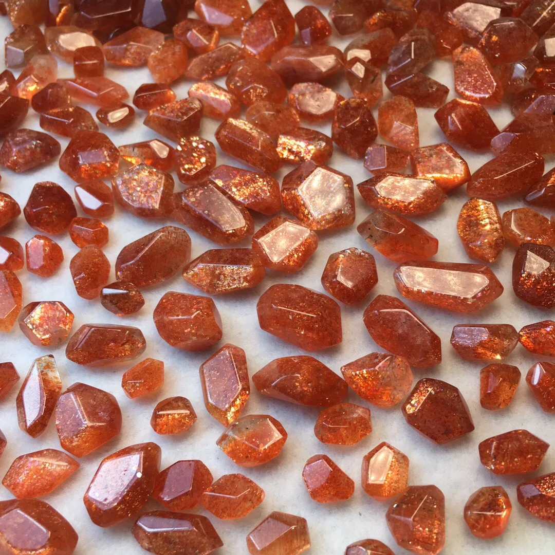 

1 шт. Fengbaowu натуральный камень, золотой солнцезащитный камень, граненые бусины неправильной формы, изготовление ювелирных изделий для подвесок, сережек, аксессуары «сделай сам»