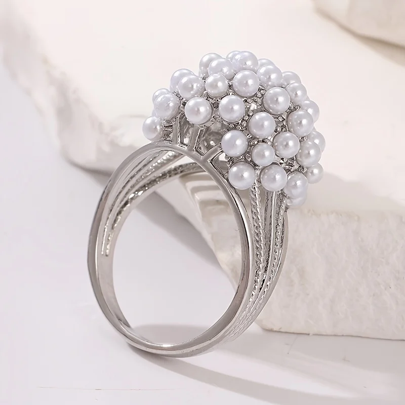 Trendiger Damenring mit eingelegten Imitationsperlen, exquisite geometrische Form in Goldfarbe, für den täglichen Gebrauch, Partyschmuck, Jubiläumsgeschenk – Detail 4