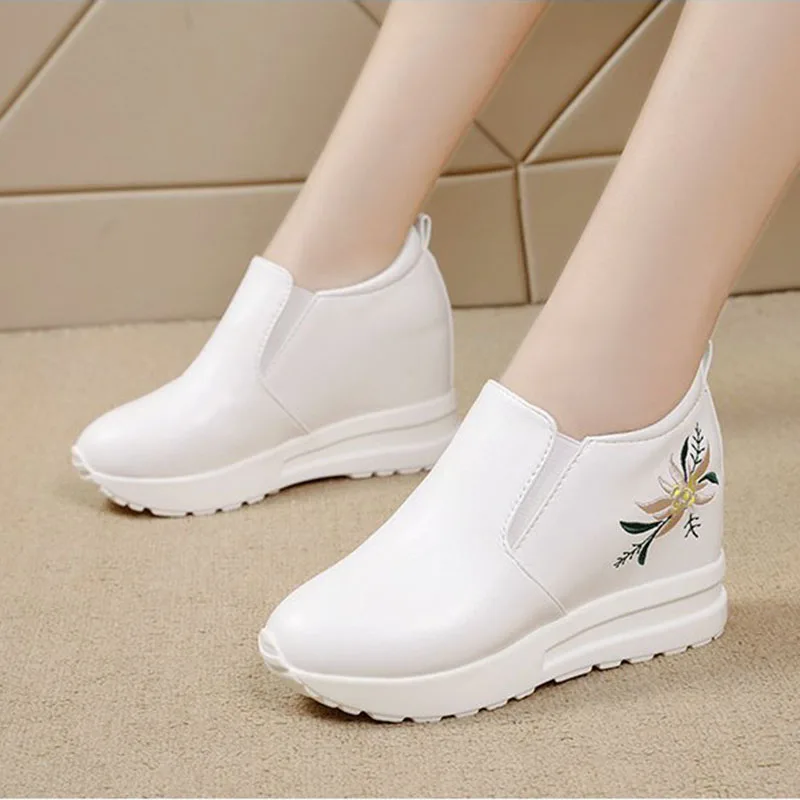 New High Heels Vulcanize Shoes Embroidered Casual Black Women Sneakers Leisure Platform Shoes Slip-On Breathable Height Tennis