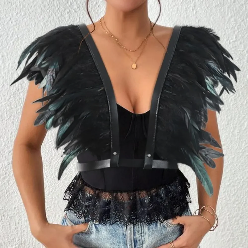 Scialle in pelle con piume retrò alla moda, stile punk cosplay di Halloween