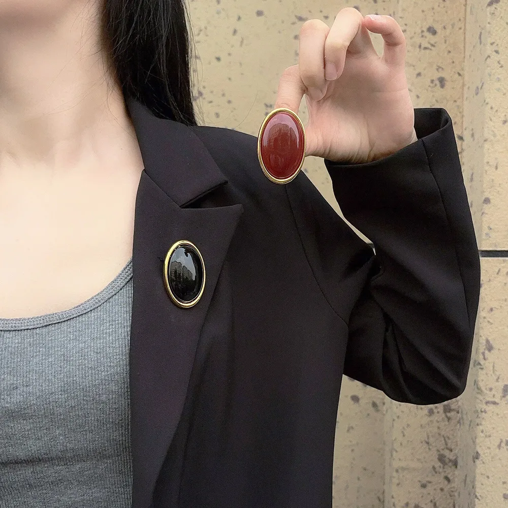 European Vintage High-end Style Wine-red Resin Oval Brooch To Prevent Peeking 2026