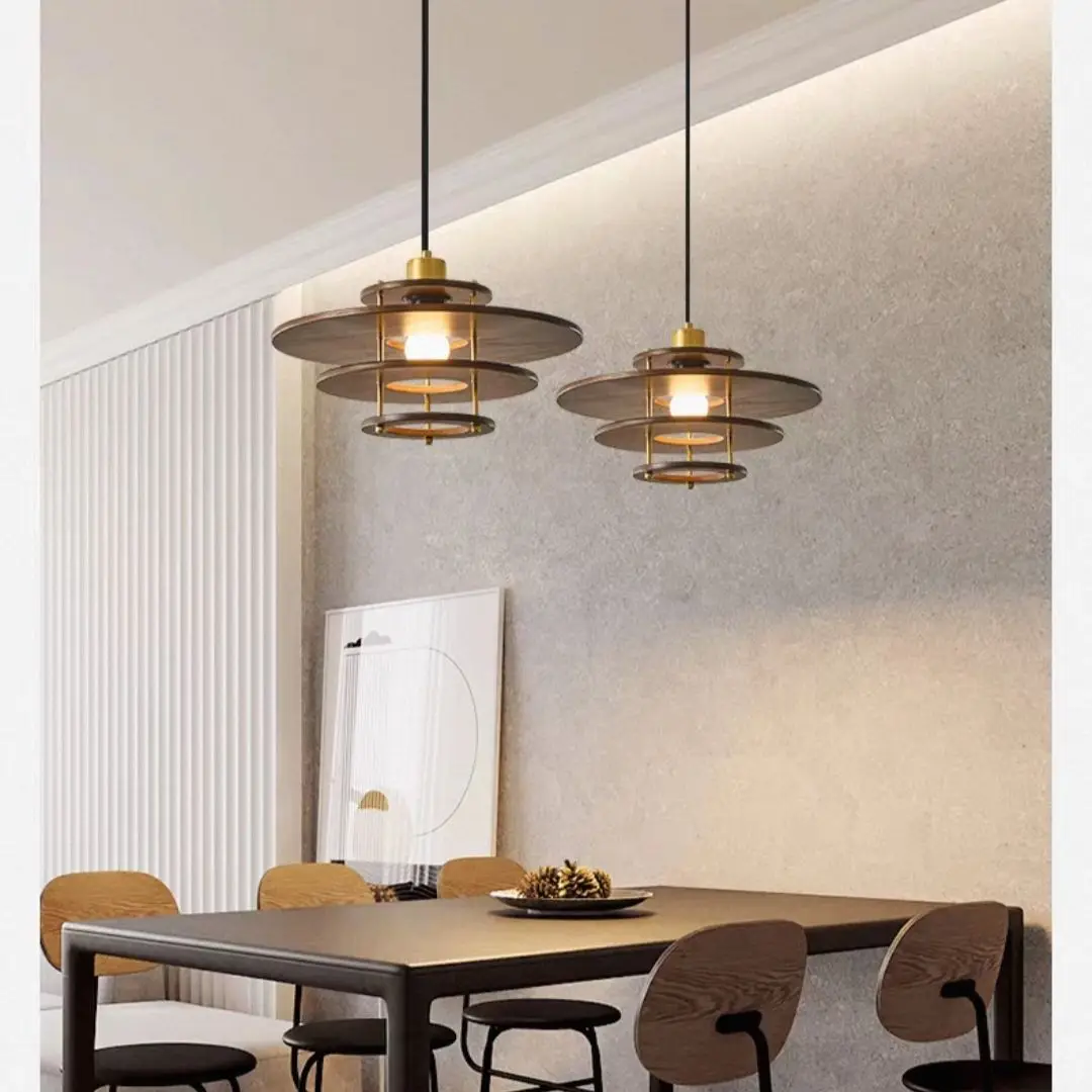 レトロなウォールナット材のレストランシャンデリア、デザイナーによる無垢材のバーカウンターシャンデリア、クリエイティブな窓型UFOシャンデリア