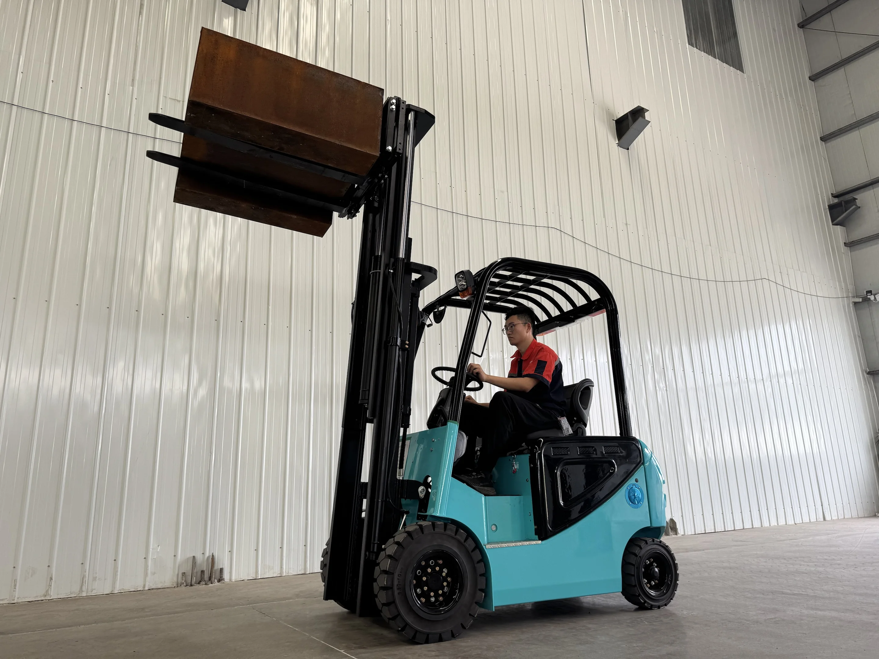 3 Ton Compact Forklift Stable for Industrial Workshop Pallet Stacking Loading Unloading Short-Distance Cargo Moving Work