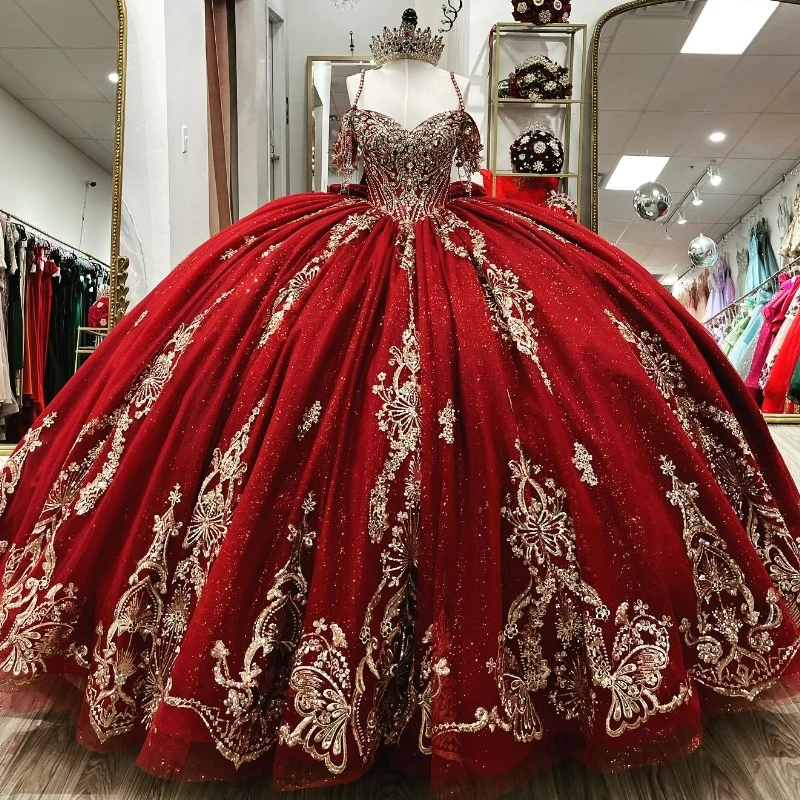 Красные платья Quinceanera по индивидуальному заказу, расшитые бисером и блестками, золотые аппликации с бантом и открытыми плечами, Vestidos De 15, милые платья для дня рождения