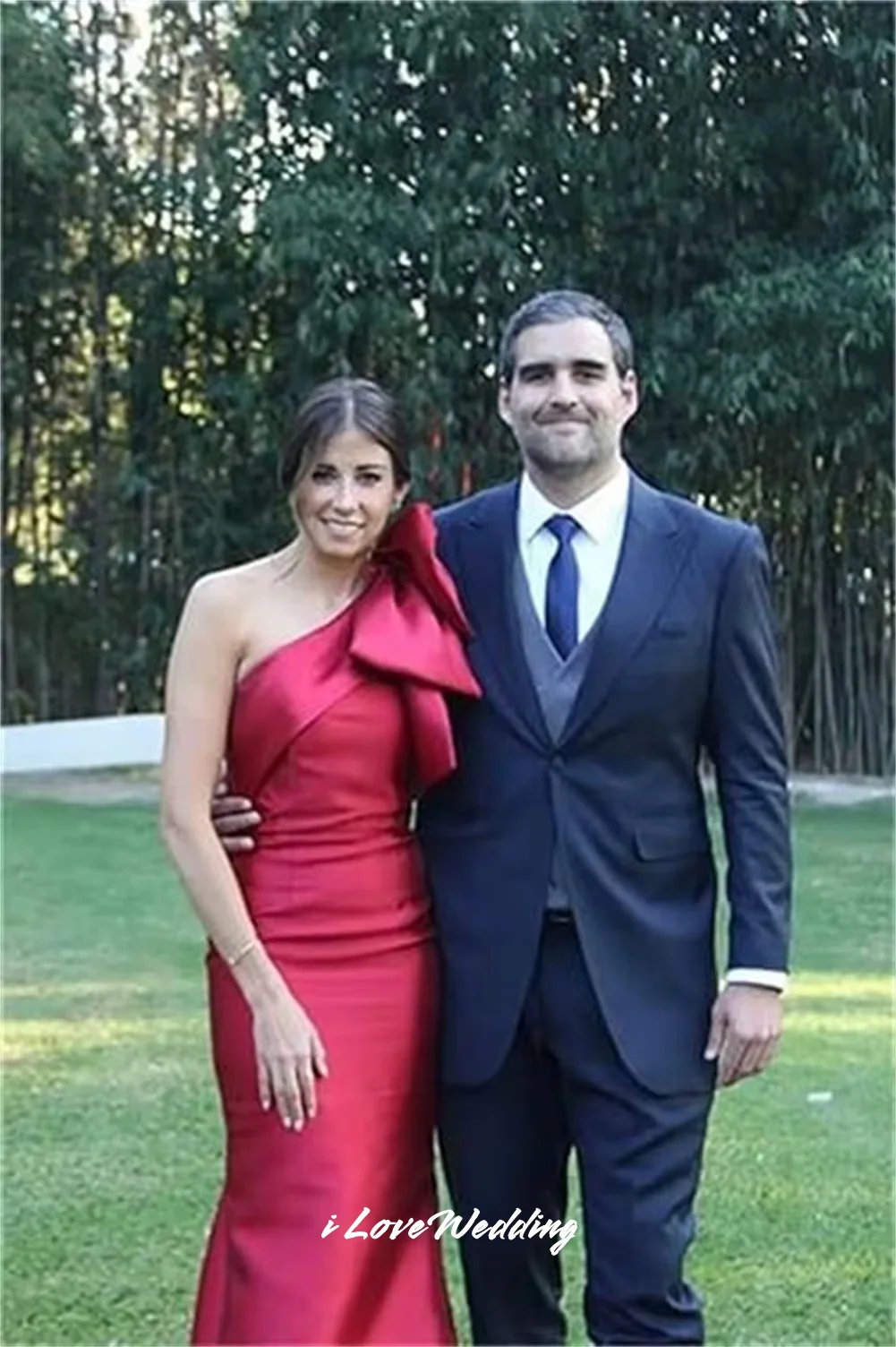 Robes de demoiselle d'honneur asymétrique épaule dénudée avec nœud rose, sirène en Satin fendue, longueur au sol, dos nu, longues robes d'invitées de mariage personnalisées, 2025