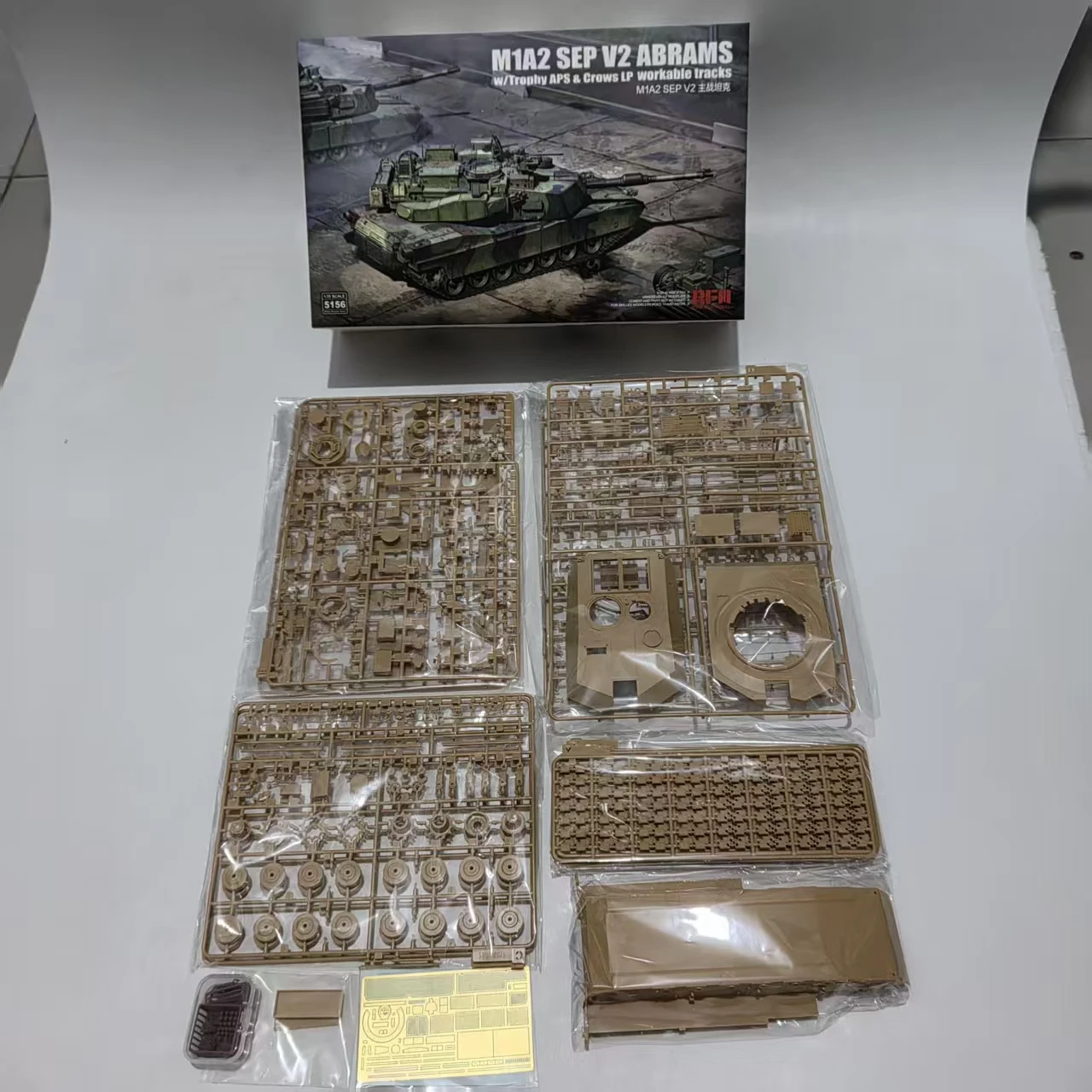Kit de Modelo de Tanque RYE FIELD 5156 1/35 M1A2 SEP V2 ABRAMS com Troféu APS e Crows LP, Trilhos Funcionais