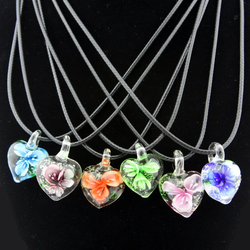 1 Stück Charmante Nachleuchtende Herz-Lampwork-Glasanhänger Blumen-Murano-Glas-Charm-Halskette für Mädchen und Frauen als Geschenk