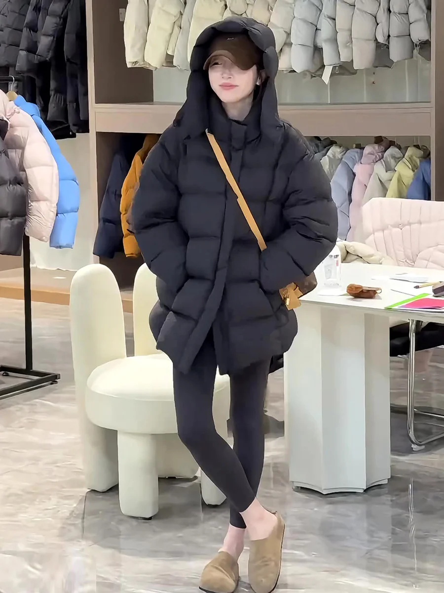 Damska kurtka puchowa do połowy łydki z kapturem, biała, z puchu, ciepła, luźna, codzienna, zimowa, rekreacyjna, jednolita, zapinana na zamek.