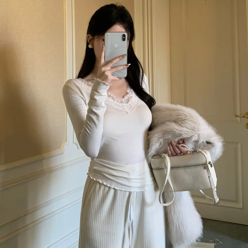 Koronkowa wykończenie, dekolt w serek, długi rękaw, damska baza pod ubranie, jesień-zima, bielizna, czysta pożądanie, luksusowe poczucia, zwiewny, ciepły, biały top.