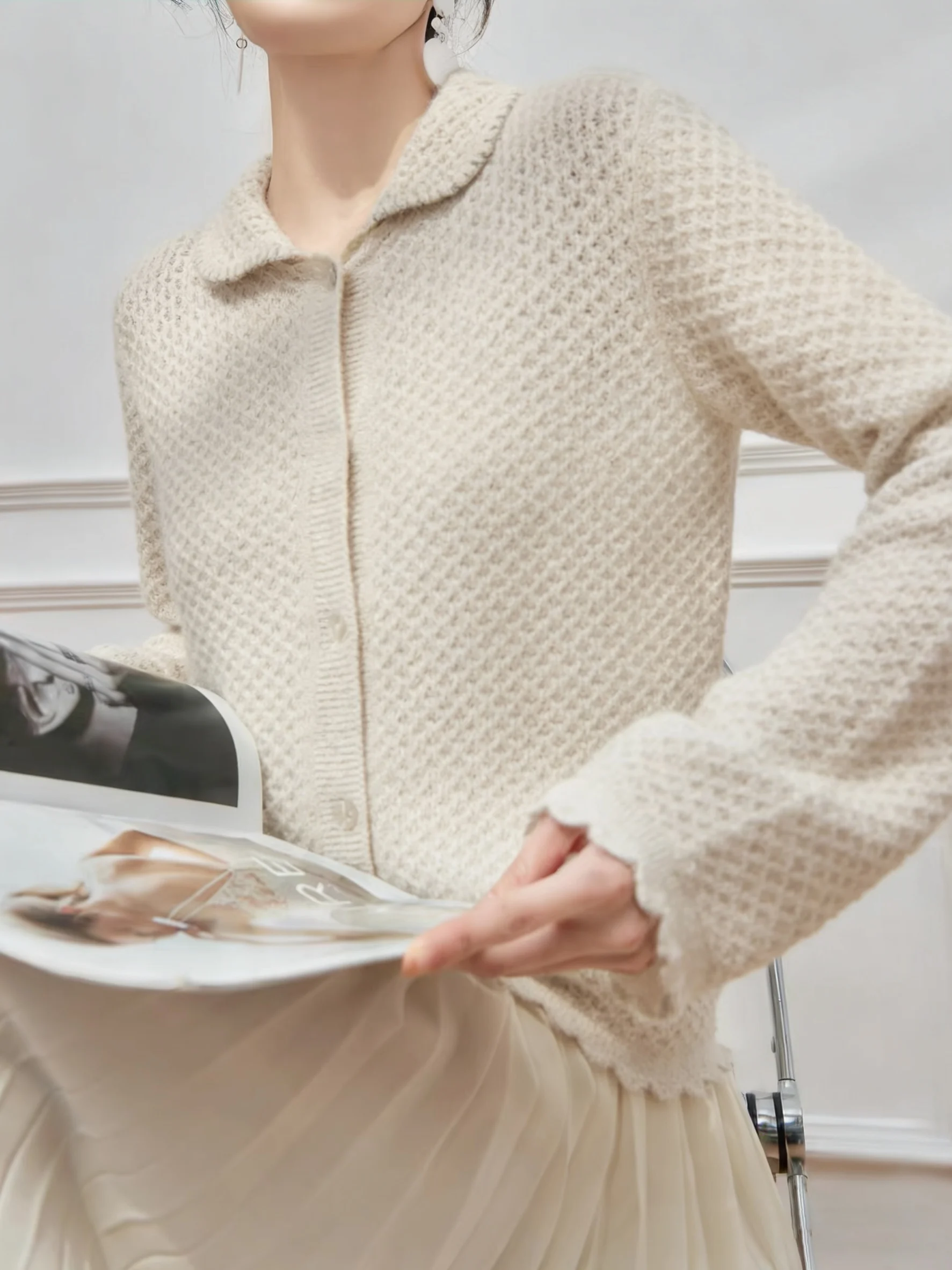 

Белый кружевной ажурный вязаный свитер серии Miu, женский модный весенний новый элегантный кардиган с длинными рукавами и воротником для повседневной носки