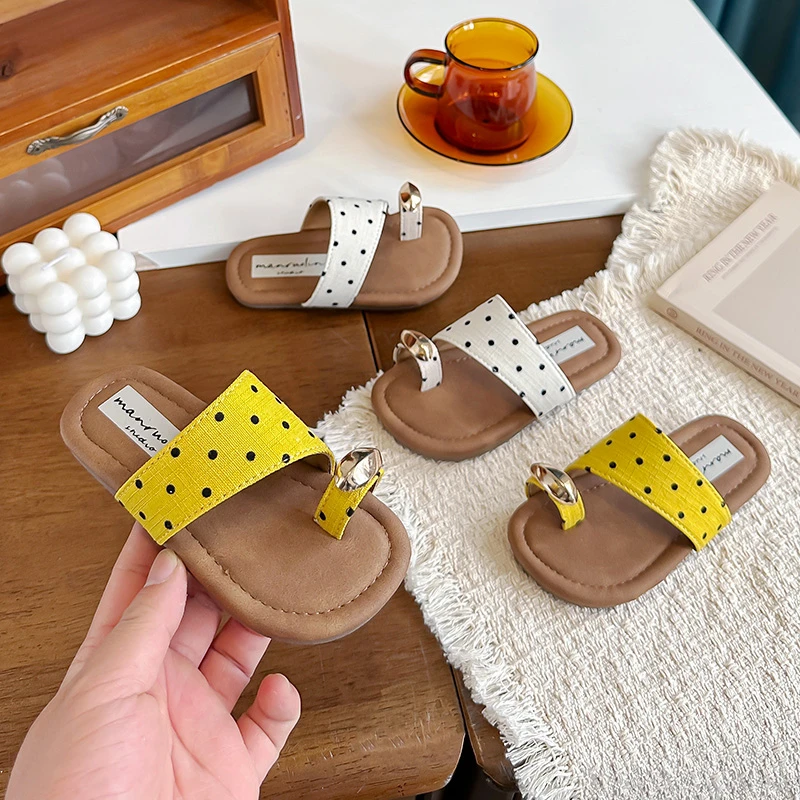 Kids Polka Dot Flip Flops Summer Open Toe Sandals with Metal Buckle Non-slip Soft Sole Beach Slippers for Girls 2026 New