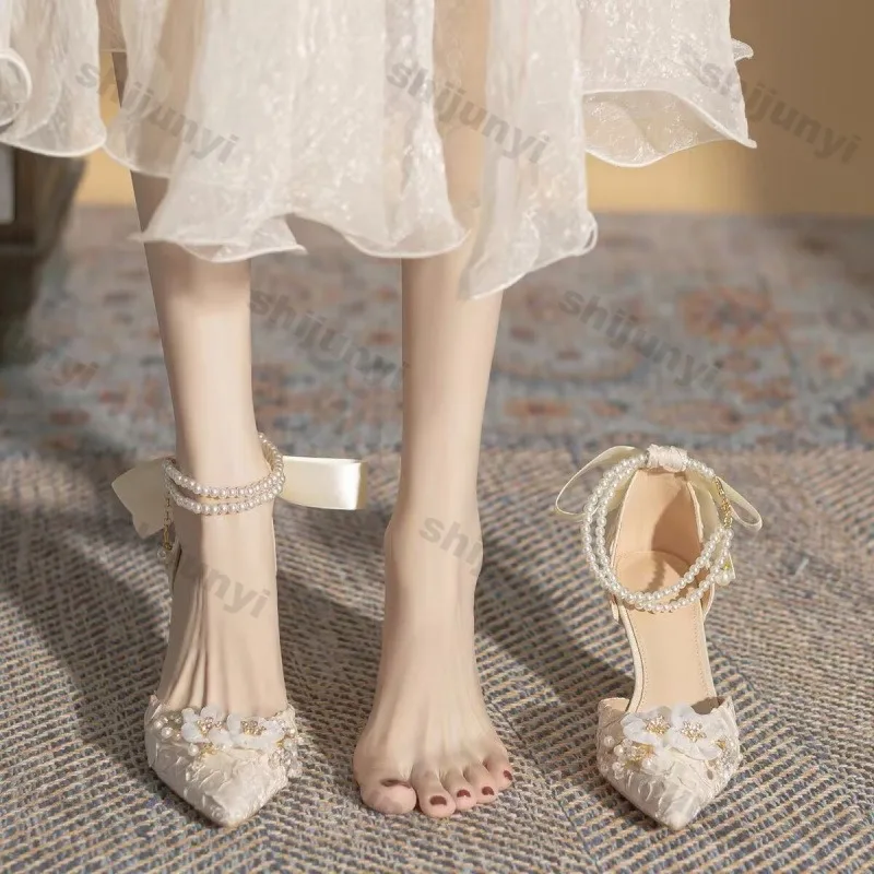 

Элегантные женские туфли-лодочки с острым носком на высоком тонком каблуке, с жемчужным ремешком на щиколотке и милым бантом, свадебные туфли для невесты