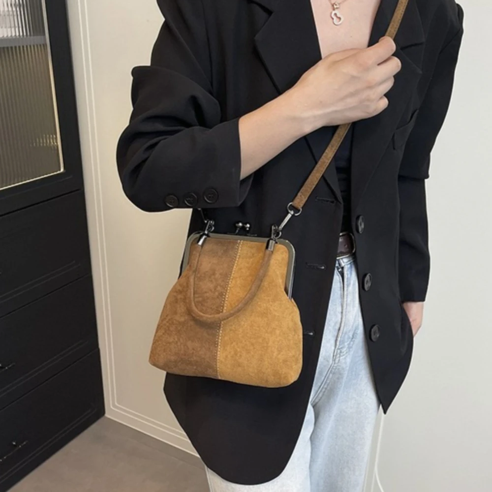 Große Retro-Handtasche aus Mattiertem PU-Leder mit Kussverschluss, Kurzem Griff und Clip-Verschluss als Umhängetasche oder Clutch