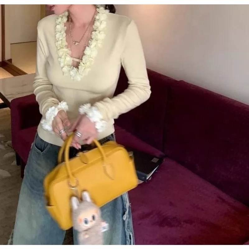 

Women's Gentle Three-Dimensional Flower V-Neck Long-Sleeve T-Shirt, Super Nice Fitted Top for Autumn