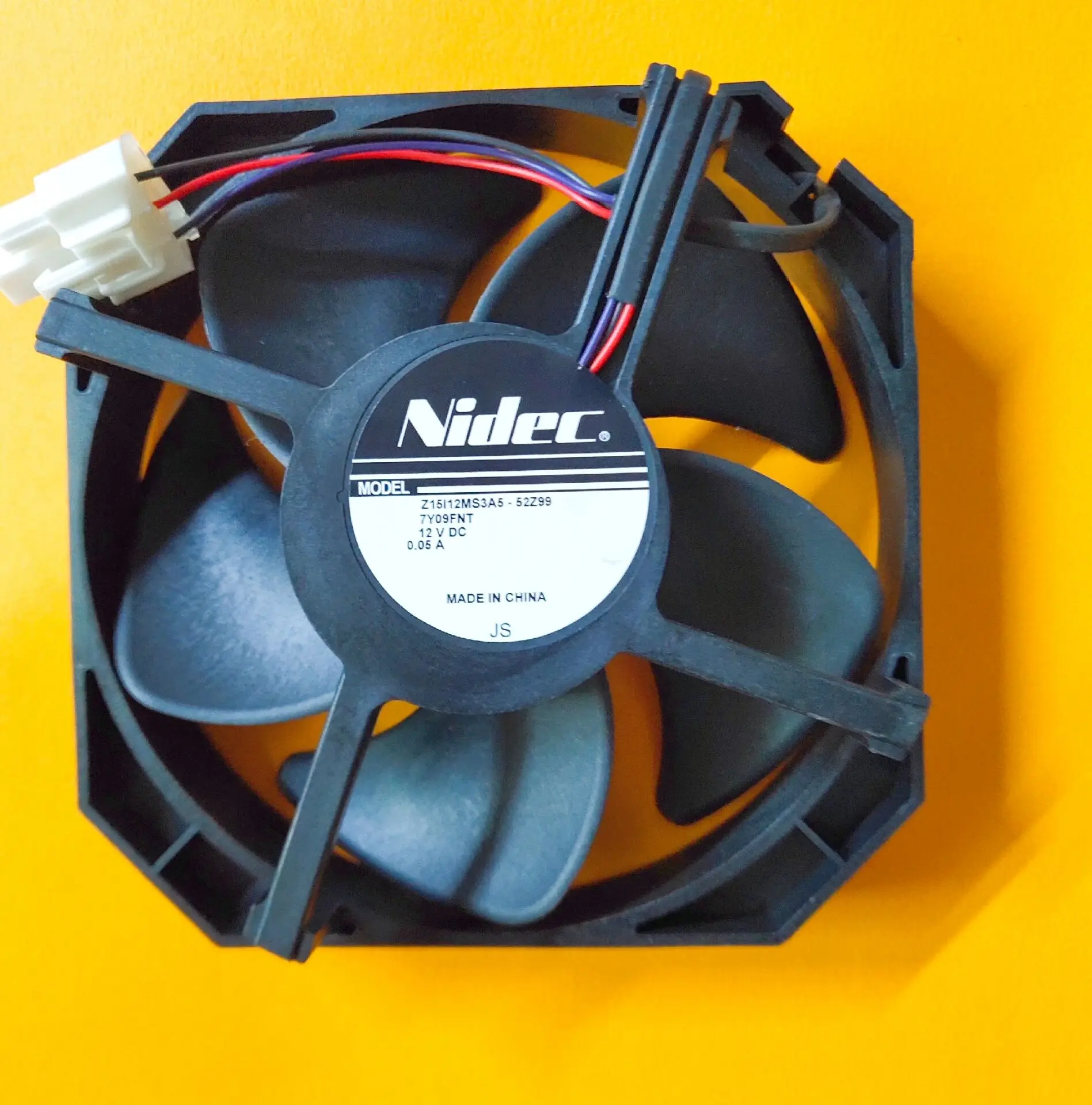 

Nidec Z15I12MS3A5-52Z99 DC 12 В 0,05 А 150 мм 2-проводной охлаждающий вентилятор