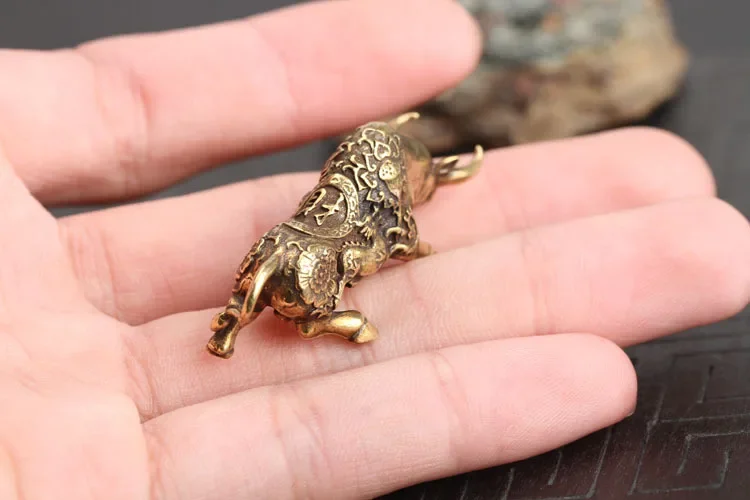 Mini Brass Wealth Bull Figurine Pendant Vintage Feng Shui Ornament Metal Animal Statue for Home Desktop Decoration Ornament
