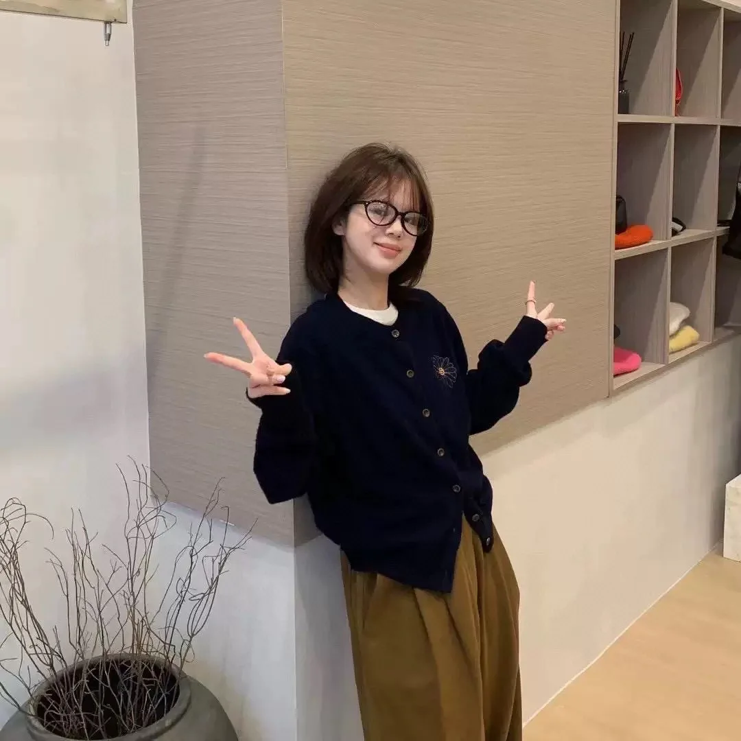 

Korean Version Of Versatile And lazy Style. Knitted Cardigan New Small Daisy Embroidery Simple Loose Sweater Women's Outerwear