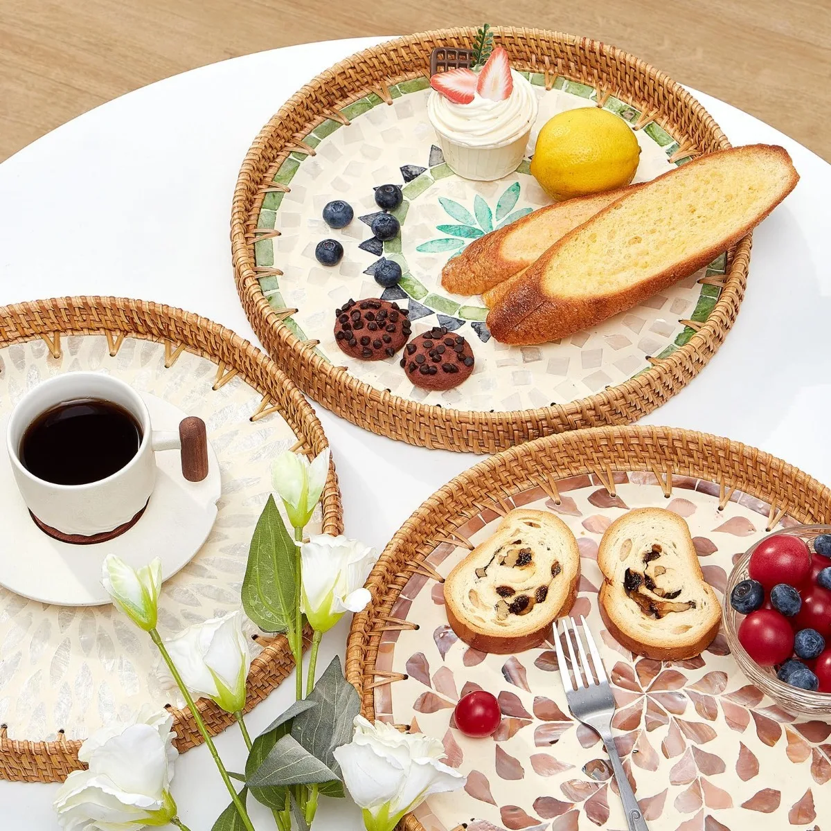 Hand Woven Decorative Tray Plate Woven Serving Tray with Mother of Pearl Decorative Round Wicker Basket for Breakfast Fruit Food