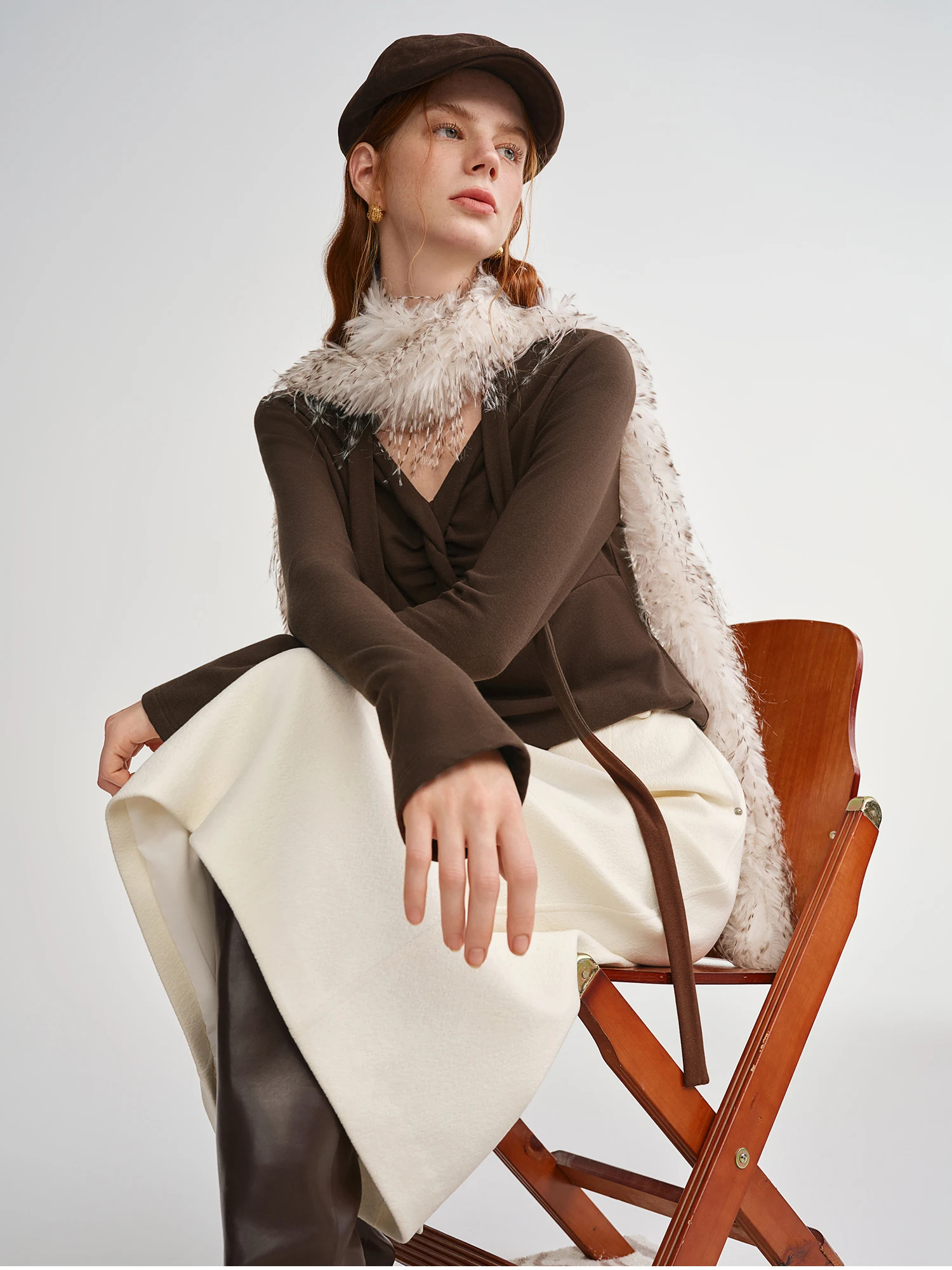 DUSHU Plus-Size Irregular Twist Brown T-shirt Long Sleeve V-neck Slim Retro Trendy 2025 Winter Wear Inner Top Simple Pullovers