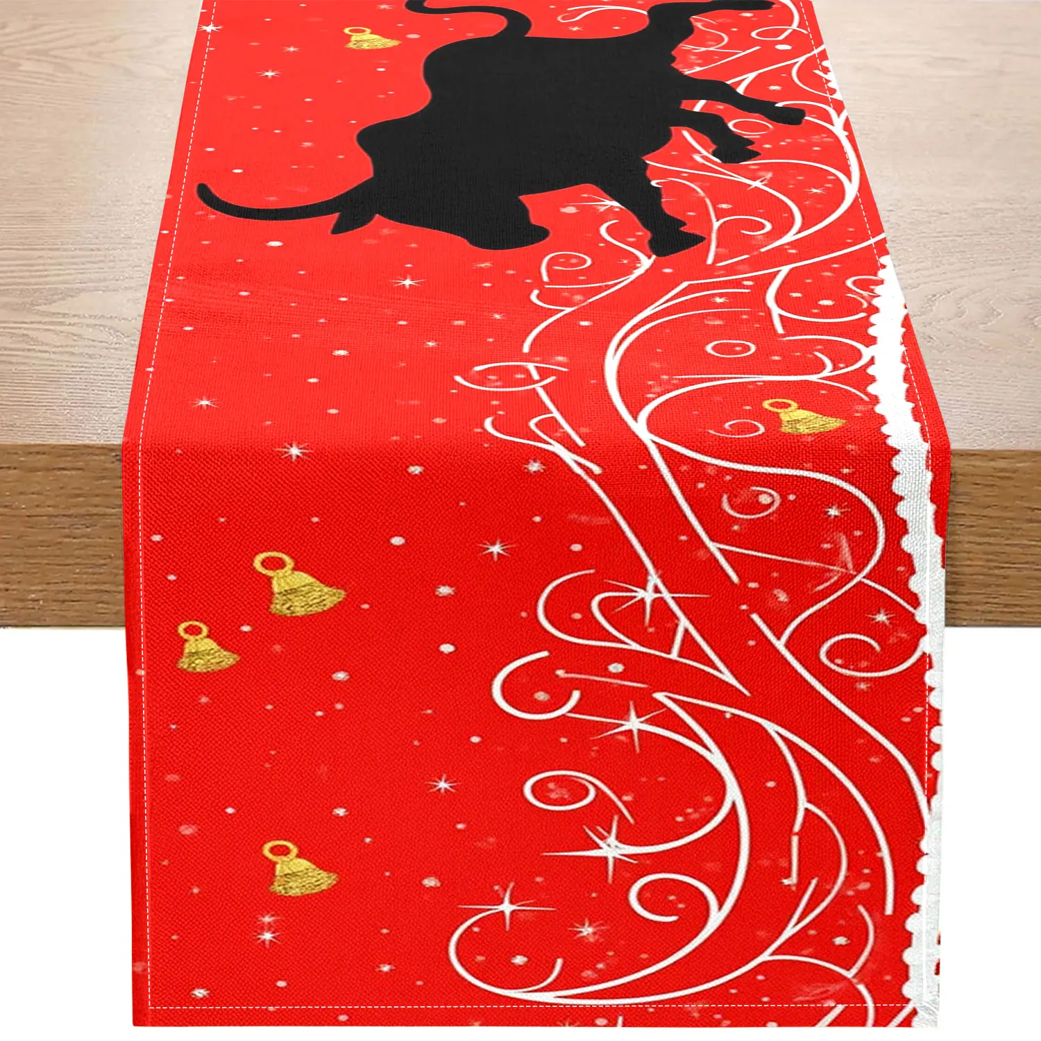 1 pieza de camino de mesa navideño con temática de toro, elementos navideños con patrones de toro en fondo rojo, adecuado para fiestas temáticas navideñas, decoraciones navideñas para el hogar, decoraciones para el mercado navideño, fiestas navideñas familiares, exhibiciones culturales y creativas
