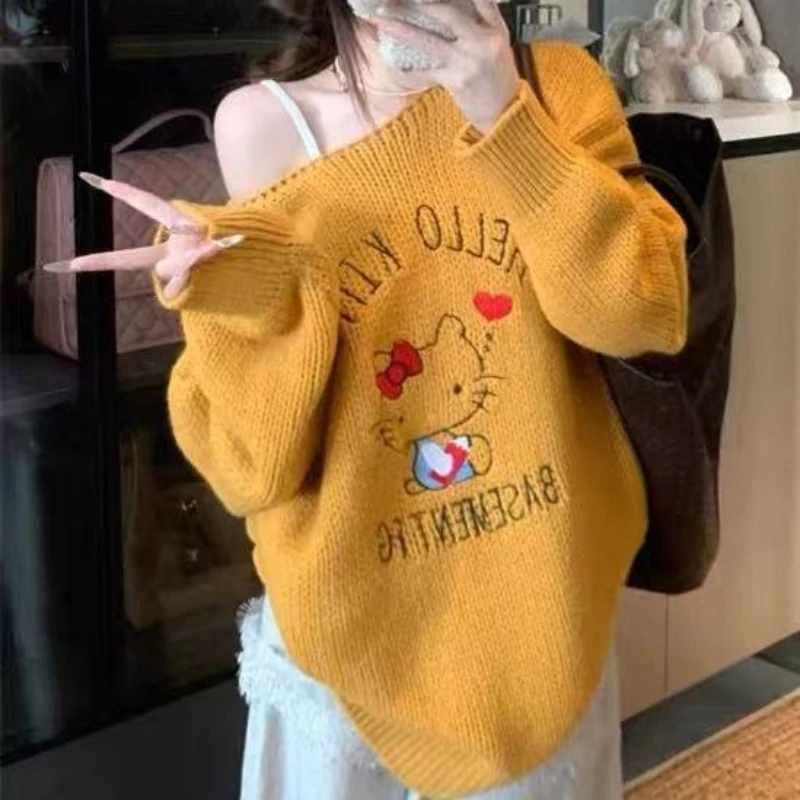 산리오 헬로 키티 섹시한 여성의 비대칭 어깨 긴 소매 니트 스웨터 만화 패션 소녀 겨울 따뜻한 자수 스웨터