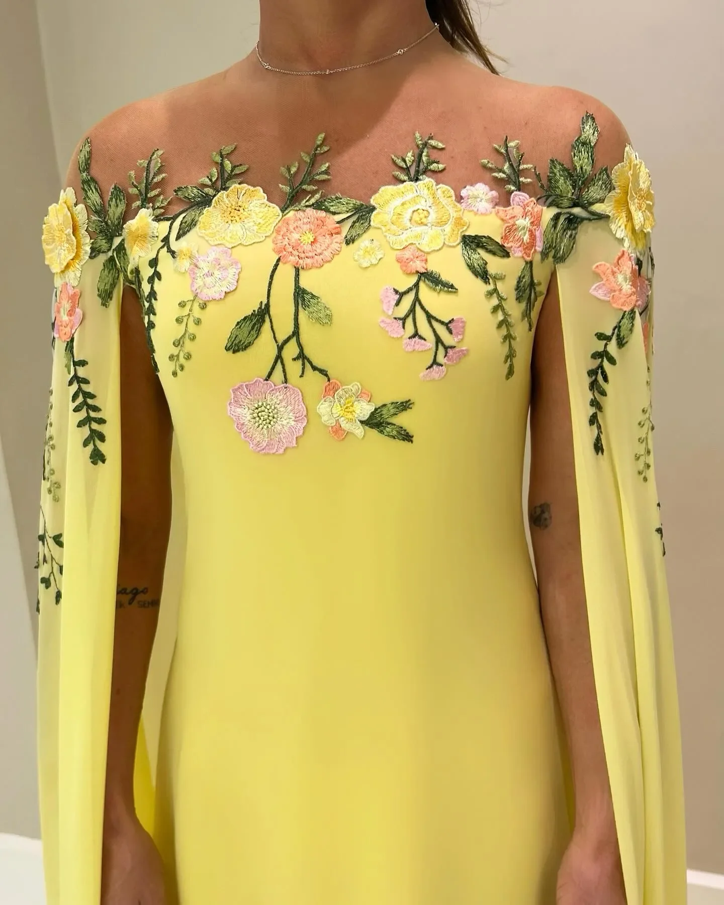 Customized Chic Yellow Mother of The Bride Dresses Embroidery Appliqued Leaf Wedding Guest Dress with Cape Floor Length Evening 