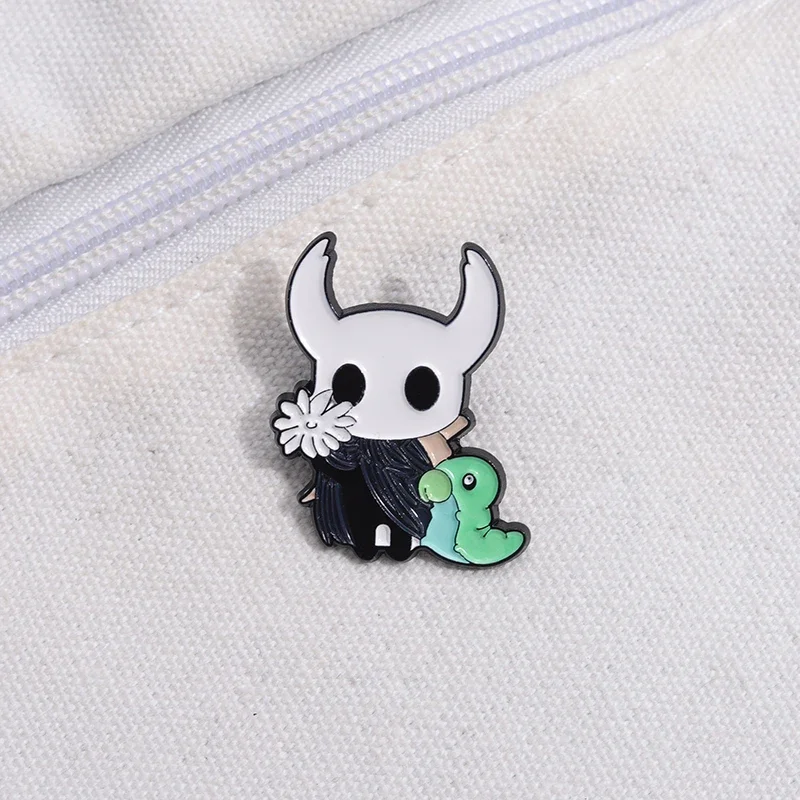 Брошь-в-виде-игры-в-стиле-аниме-брошь-в-виде-полого-рыцаря-эмалированные-булавки-металлический-значок-с-героями-мультфильмов-булавка-на-лацкан-для-рюкзака-ювелирные-аксессуары-подарки-для-детей