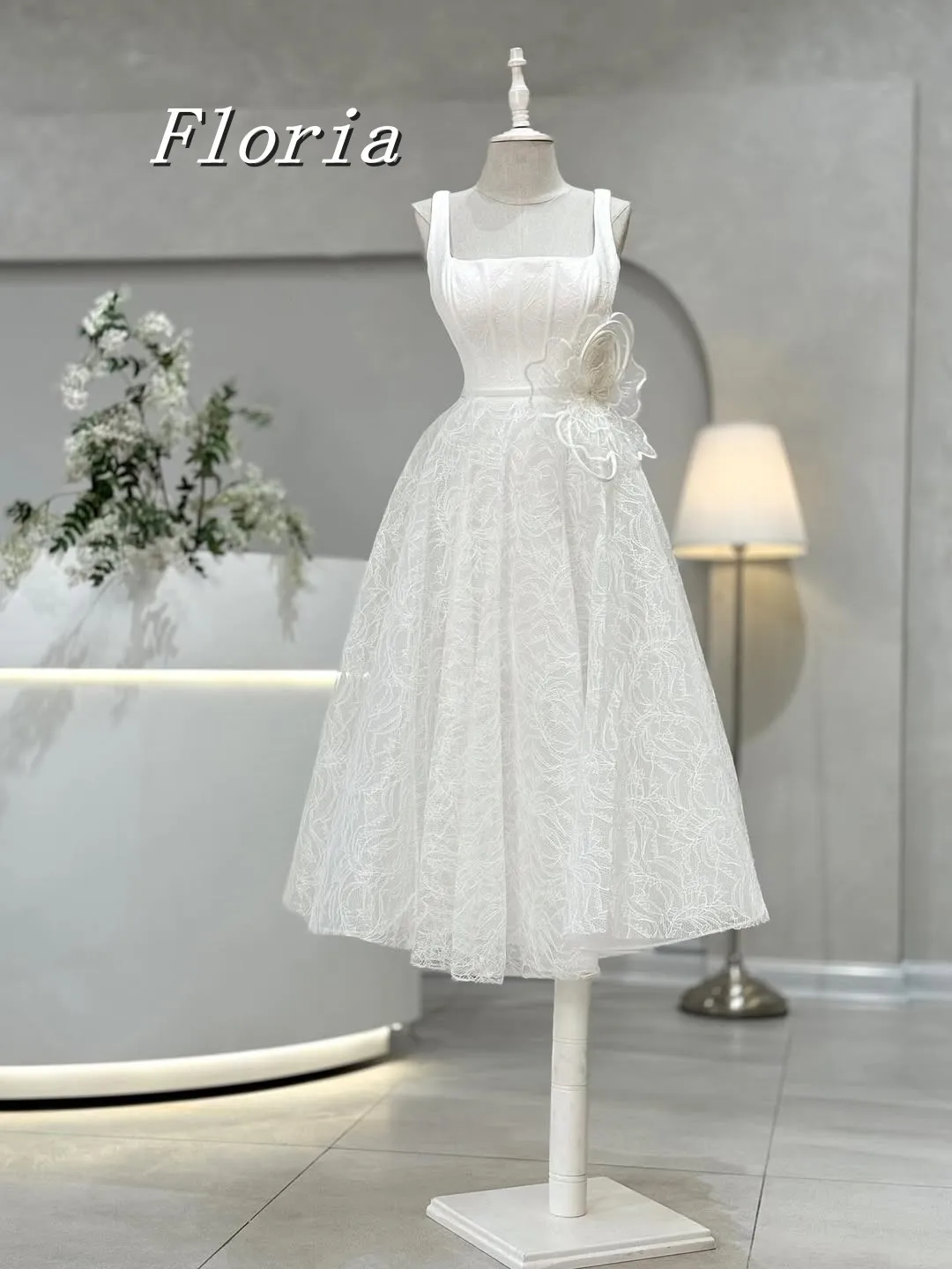 ชุดราตรีลูกไม้สไตล์ฝรั่งเศสวินเทจสุดหรู สีขาว คอเหลี่ยม แต่งดอกไม้ 3 มิติ สำหรับงานพรอม งานวันเกิด งานเลี้ยงอย่างเป็นทางการ ทรงเอไลน์ รับตัดตามสั่ง