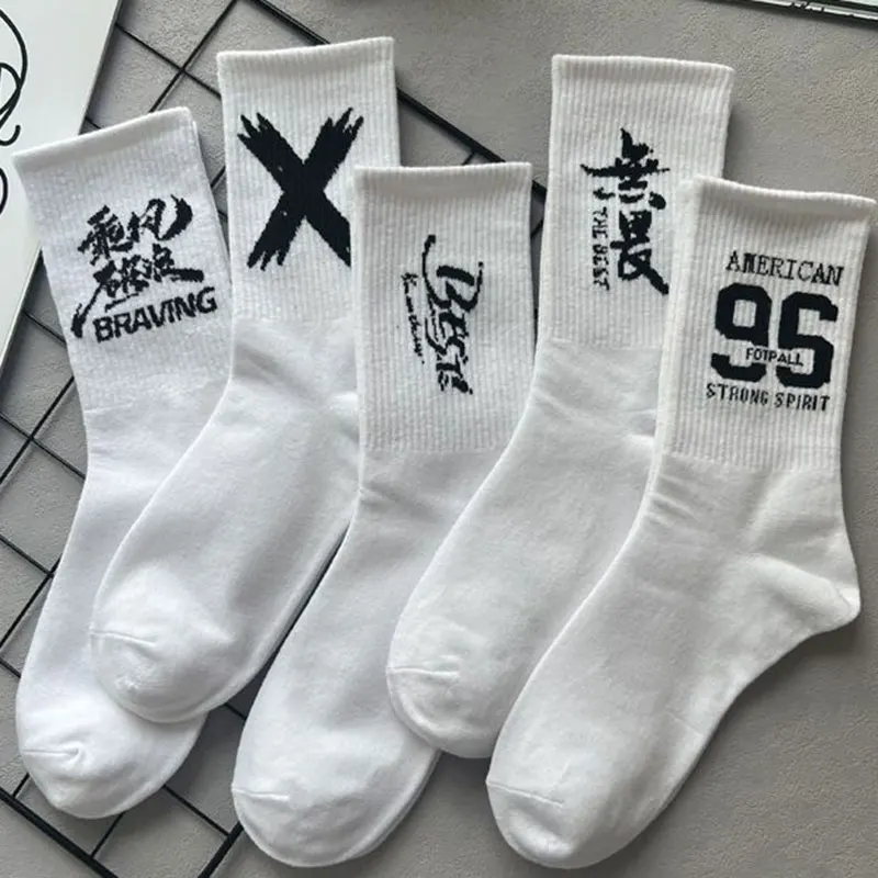 5 pairs of random style letter print men\'s mid-tube socks black and white trend style men\'s socks